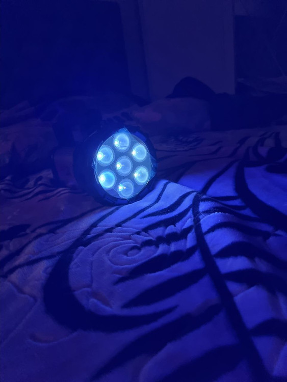 تست نور چراغ قوه UV سنگهای قیمتی و کارشناسی رنگ