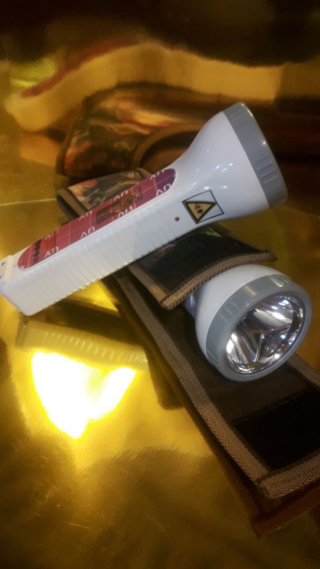 چراغ قوه فرابنفش یو وی یا ماوراء بنفش UV یا BLACK light مدل UV مناسب شکار سنگهای قیمتی ، گوهر شناسی، سنگ شناسی، کانی شناسی، صید عقرب، ماهیگیری