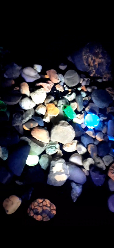 چراغ قوه فرابنفش یو وی یا ماوراء بنفش UV یا BLACK light مدل UV مناسب شکار سنگهای قیمتی ، گوهر شناسی، سنگ شناسی، کانی شناسی، صید عقرب، ماهیگیری